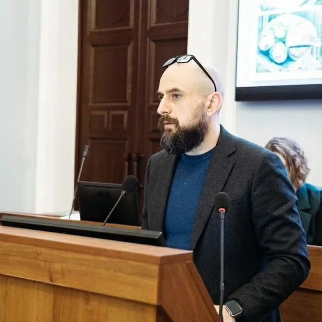Никита Немченко выступает перед аудиторией